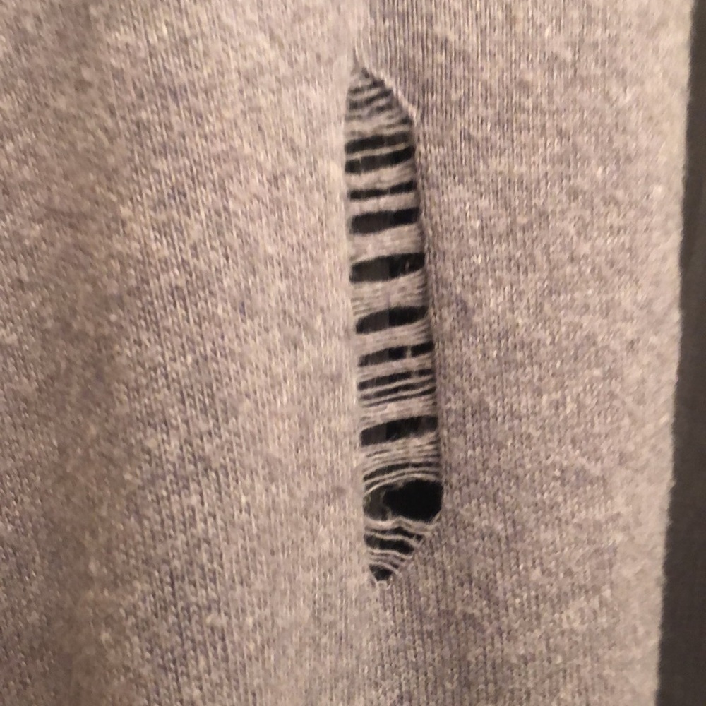 Distressed sweater - Picture 3 of 4